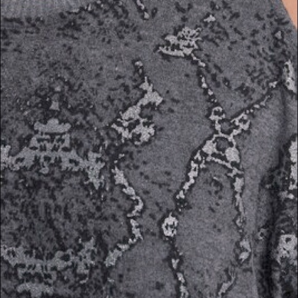 NWT, Vince Camuto
Cold Shoulder Foil Print Cozy Pullover, sz XS (runs large) - Picture 3 of 4